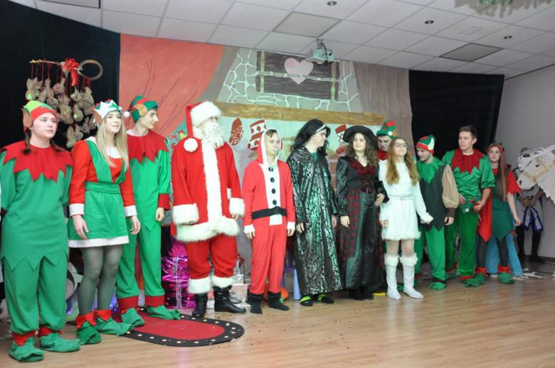 Uczniowie ze Zduńskiej Dąbrowie podzielili się świąteczną radością z dziećmi z Gostynina [ZDJĘCIA]