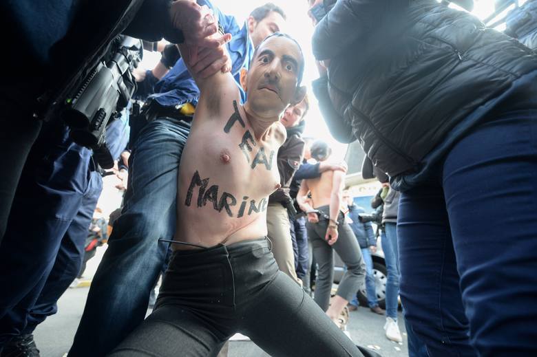 Działaczki Femen, protestujące w lokalu w Henin-Beaumont, w północno-zachodniej Francji, przeciwko kandydaturze Marine Le Pen