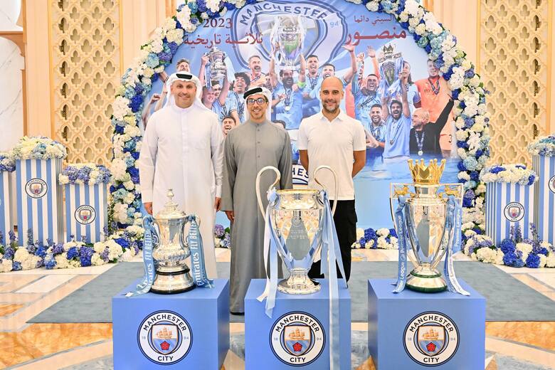 Pep Guardiola zaprezentował szejkowi - właścicielowi Manchesteru City w Abu Dhabi trofea wywalczone w tym roku przez „The Citizens”