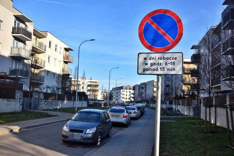 Mieszkańcy domagali się zakazów parkowania w połączeniu z budową zatok postojowych. Na zatoki jeszcze poczekają.