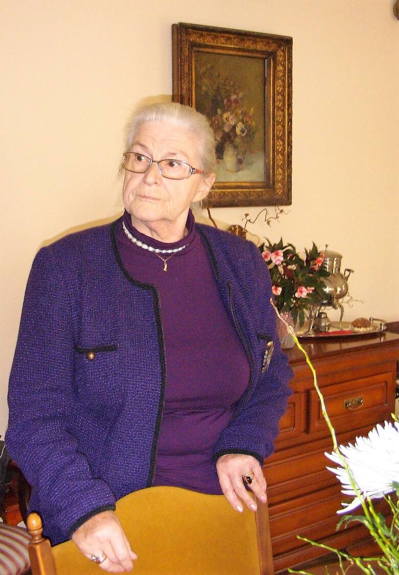 Halina Stasiak w swoim ukochanym miejscu na ziemi - domu w Żukowie, pełnym pamiątek po bliskich - 2012 rok.