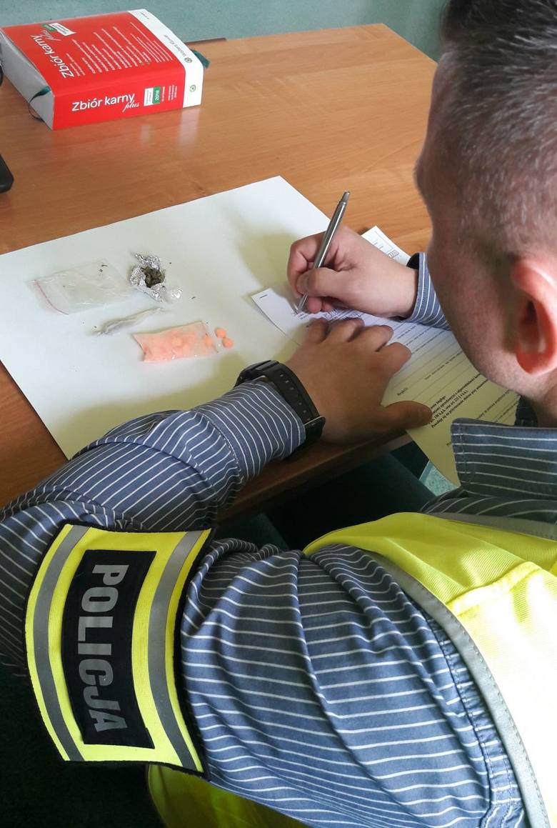 Narkotyki w Łowiczu. Dwóm mieszkańcom powiatu łowickiego grozi do 3 lat więzienia