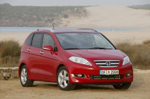 Fot. Honda: Pierwszy minivan Hondy – FR-V może zmieścić 6 osób w dwóch rzędach siedzeń. Identyczny układ siedzeń ma Fiat Multipla.