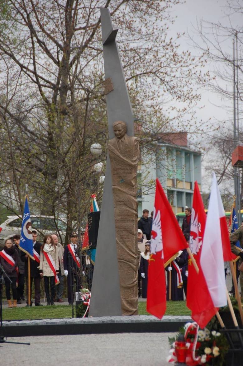 Pomnik Lecha Kaczyńskiego w Dębicy (woj. podkarpackie) został odsłonięty w kwietniu 2014 r. Przedstawia ogon Tu-154, na kt&oacute;rym umieszczono popiersie Lecha Kaczyńskiego. Rzeźba jest poświęcona r&oacute;wnież innym ofiarom katastrofy smoleńskiej.<br /> <br /> Pomnik mierzy 5 metr&oacute;w,...