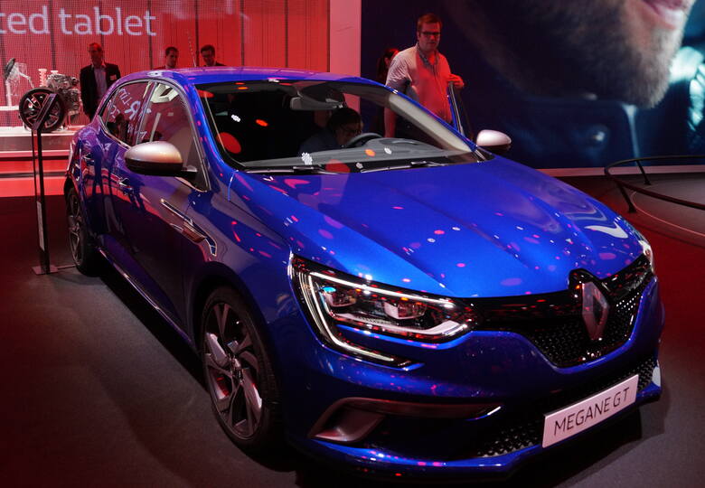 Renault Megane IVWzrok przyciąga przód pojazdu z LED-owymi światłami do jazdy dziennej w kształcie litery C. Dostrzec możemy także wstawki na przednim