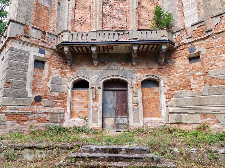 Pałac w Boguszycach powstał w połowie XIX wieku. Od lat stoi opuszczony, choć ostatnio przeszedł mały remont. Zobacz zdjęcia.