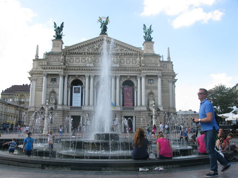 Plac Wolności przed gmachem opery jest miejscem spotkań lwowian i jednym z żelaznych punktów na szlaku turystycznym.