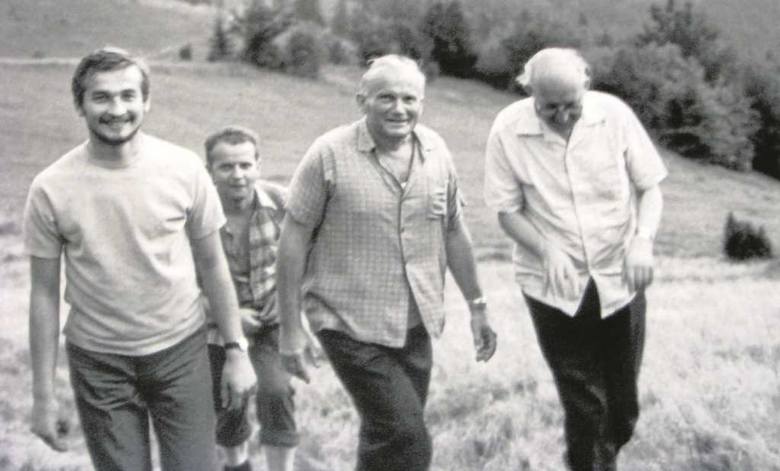 1972 rok. Kard. Karol Wojtyła z ks. Franciszkiem Blachnickim (z prawej) idą na górę Błyszcz koło Tylmanowej. Za nimi ks. Stanisław Dziwisz<br /> 