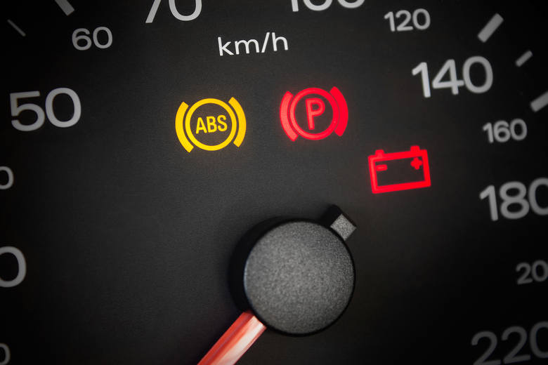Co oznaczają kontrolki na desce rozdzielczej? Sprawdź, by nie spanikować, gdy zapalą się w twoim samochodzie.