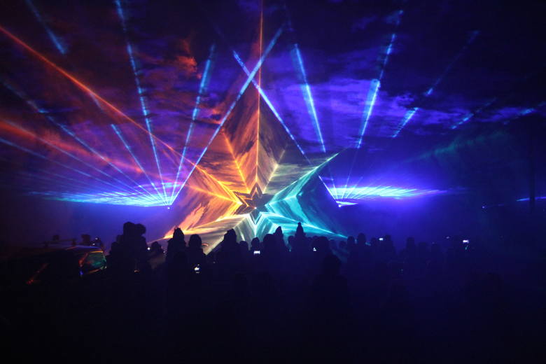 Byliście kiedyś na pokazie laserów? To niesamowity widok. Powyższe zdjęcie pochodzi z pokazu laserowego w kieleckim parku technologicznym.