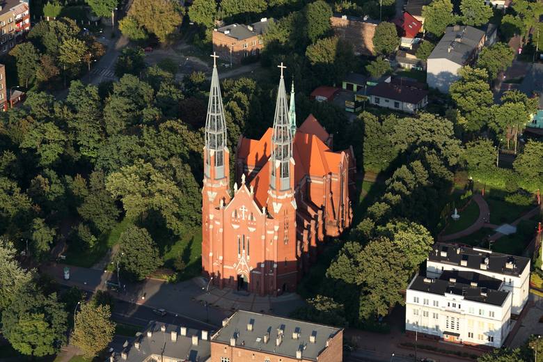 Parafia św. Tomasza na Pogoni powstała w 1911 roku, w tym samym, w którym ukończono budowę kościoła. Co ciekawe, wieże dobudowano dopiero kilkanaście lat temu.