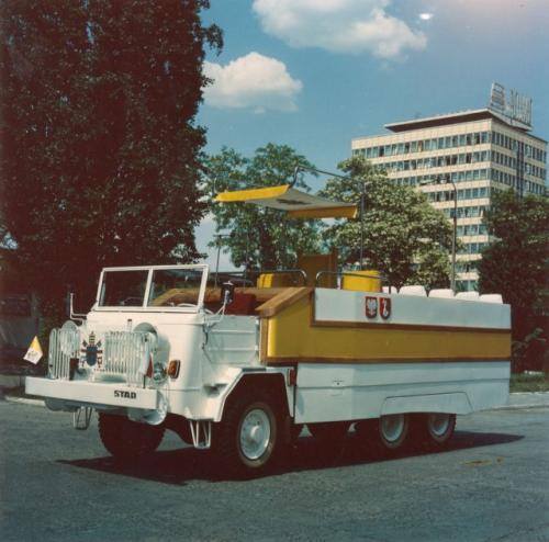 Fot. archiwum: Unikalne zdjęcia Stara 660, którym Jan Paweł II poruszał się podczas pierwszej pielgrzymki do Polski w 1979 r.