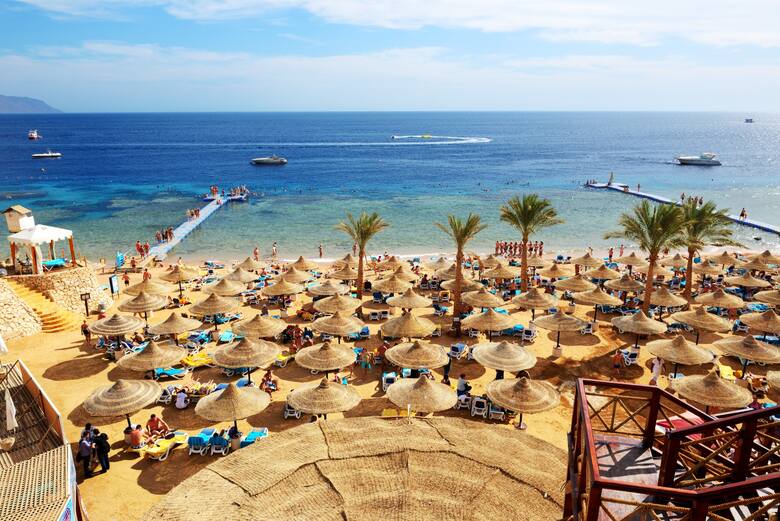 Plaża w kurorcie turystyczym w Egipcie