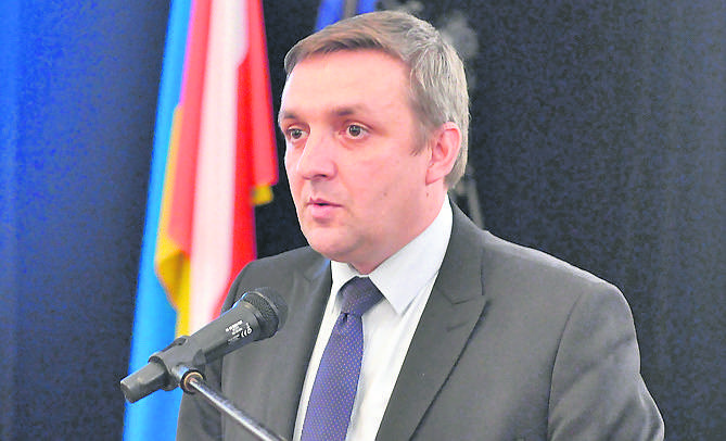 Prezydent Tarnobrzega Grzegorz Kiełb podkreśla, że do 50 starych elementów ozdoby dołączono 13 nowych