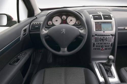 Fot. Peugeot: Tablica przyrządów Peugeota wygląda nowocześnie.