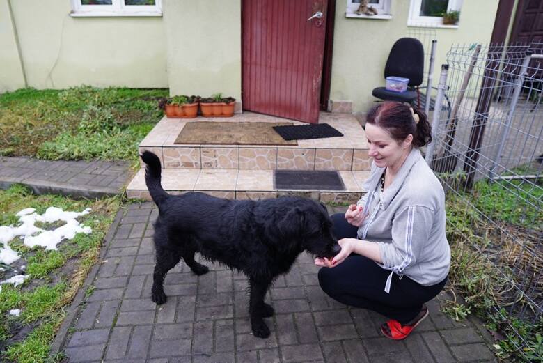 pani Grażyna z psem przed domem, zdjęcie zrobione w marcu 2023