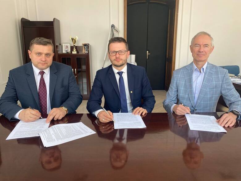 Burmistrz Bartosz Kaliński w obecności prezesa WPWiK Jerzego Obstarczyka podpisał umowę z firmą z Częstochowy na budowę II stopnia filtracji wody