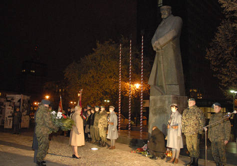 Obchody upamiętniające odzyskanie przez Polskę niepodległości rozpoczęły się w Łodzi już w czwartek uroczystym capstrzykiem.  