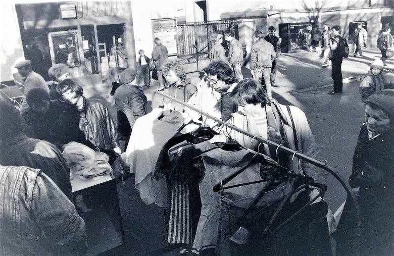 Luty 1990 r., tak wyglądała uliczna sprzedaż ubrań na al. Wojska Polskiego