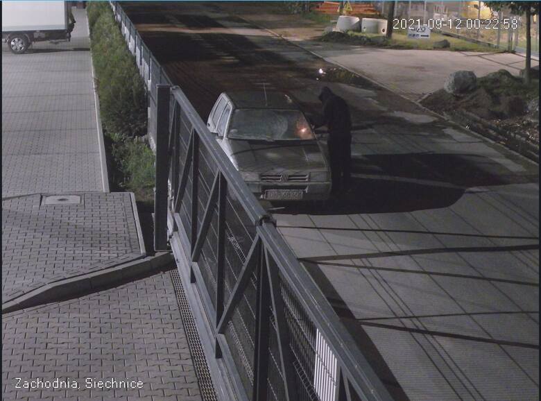 Na nagraniu z monitoringu widać sylwetkę osoby, która mogła podpalić samochód