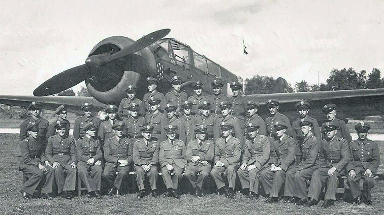 Eskadra Liniowa sfotografowana na toruńskim lotnisku w 1938 r. na tle samolotu Karaś