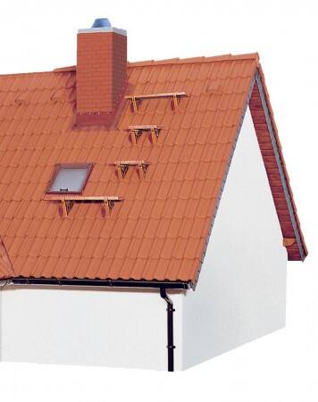 Jeśli komin jest oddalony od wyłazu dachowego, powinny do niego prowadzić stopnie kominiarskie i ława kominiarska.