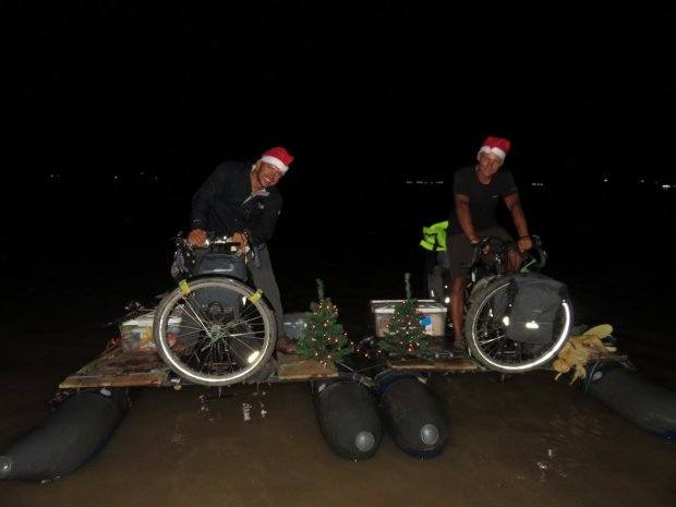 Z przymocowanymi do ram rowerów amazońskich małymi choinkami oświetlonymi zakupionymi jeszcze w Iquitos lampkami „Made in Poland", Dawid i Hubert wpłynęli do przepełnionej świąteczną atmosferą miejscowości Tabatinga. I tak się w niej dobrze poczuli, że postanowili spędzić tam święta. A wszystko...