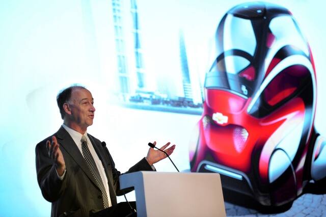 Kevin Wale, prezes i dyrektor zarządzający GM China Group prezentuje w Pekinie wizję konceptu Chevrolet EN-V 2.0. Fot: Chevrolet