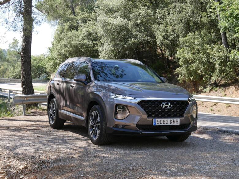 Hyundai chce wykorzystać popularność SUV-ów i wprowadza na rynek nowego Santa Fe, który nie przypomina poprzednich trzech generacji. To nowoczesny, komfortowy