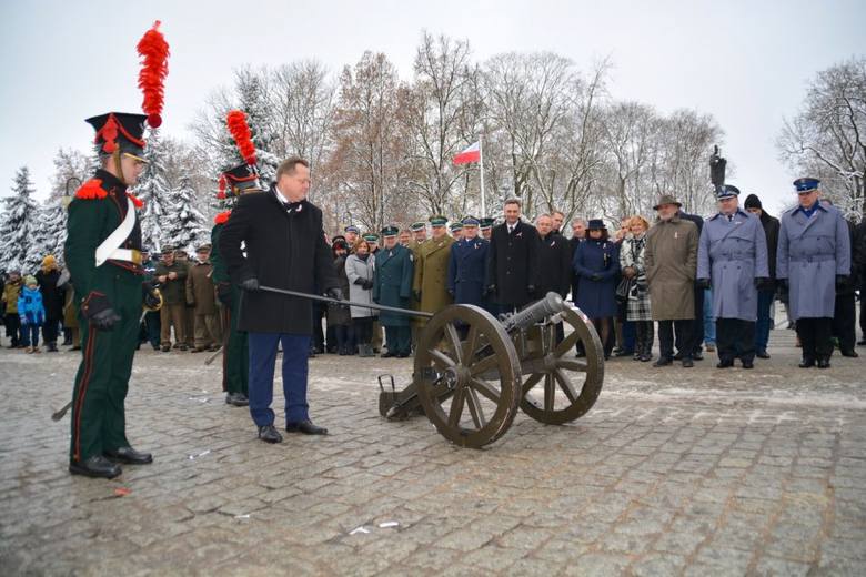 Podczas uroczystości w Augustowie nie tylko spadło z nieba konfetti. Wiceminister Jarosław Zieliński odpalił też armatę.