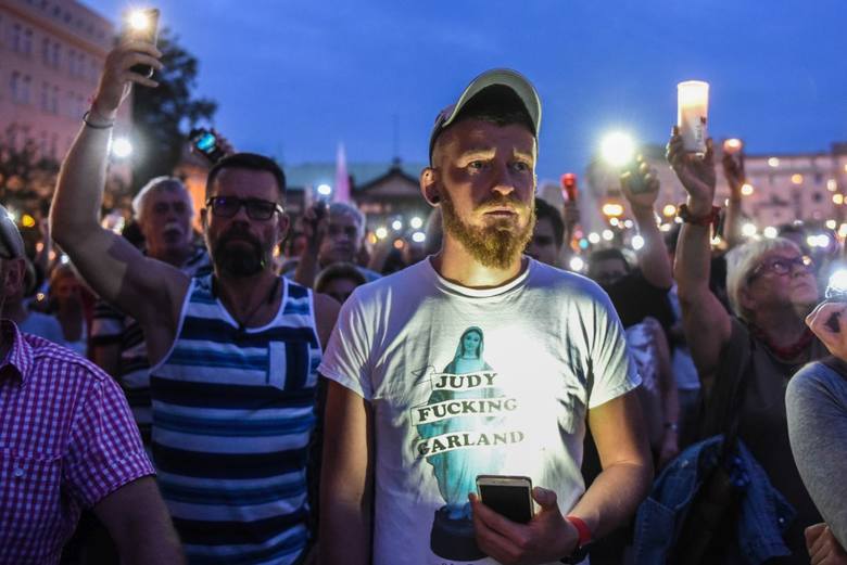 Łańcuch światła znowu w Poznaniu. Mieszkańcy zebrali się na placu Wolności