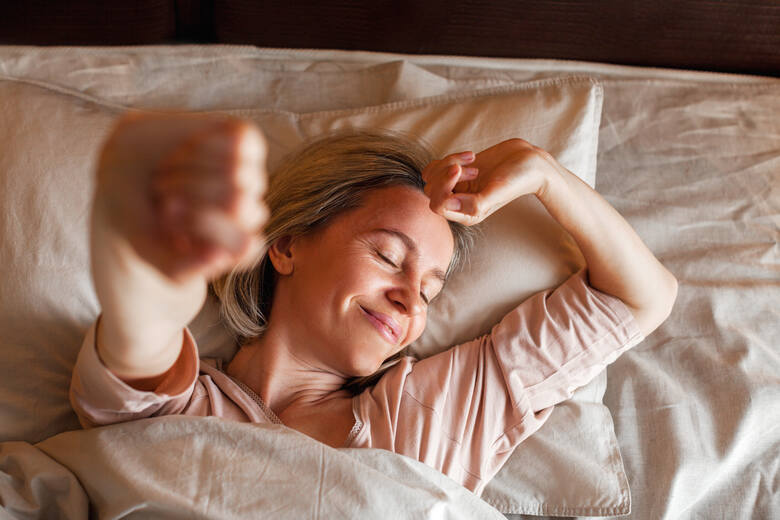 Marzysz o tym, żeby wstawać wyspanym każdego dnia? Na kolejnych slajdach znajdziesz metody, które ułatwią szybkie zasypianie oraz budzenie się w pełni
