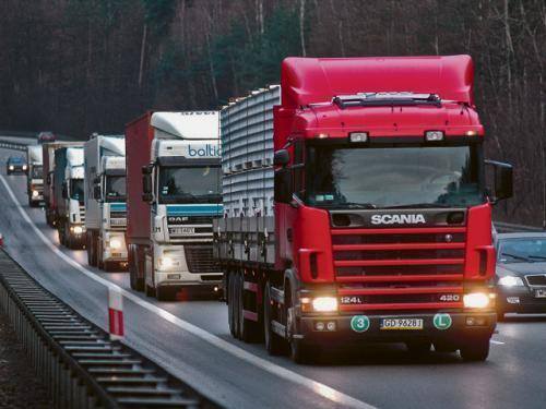 Niemiecki sąd apelacyjny z Nadrenii-Westfalii zadecydował, że manewr wyprzedzania pomiędzy TIR-ami nie może trwać dłużej niż 45 sekund, a różnica prędkości