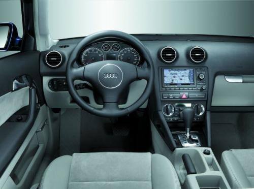 Fot. Audi: Funkcjonalnej tablicy przyrządów Audi nie można nic zarzucić – jest zaprojektowana konkretnie i bez zbędnych fajerwerków stylistycznych.