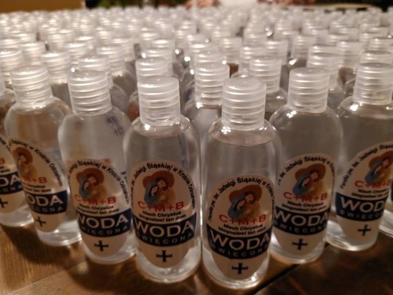 Kolęda [/quot/]na wynos[/quot/]. Parafia w Krośnie Odrzańskim przygotowała zestawy dla wiernych z wodą święconą... w butelkach