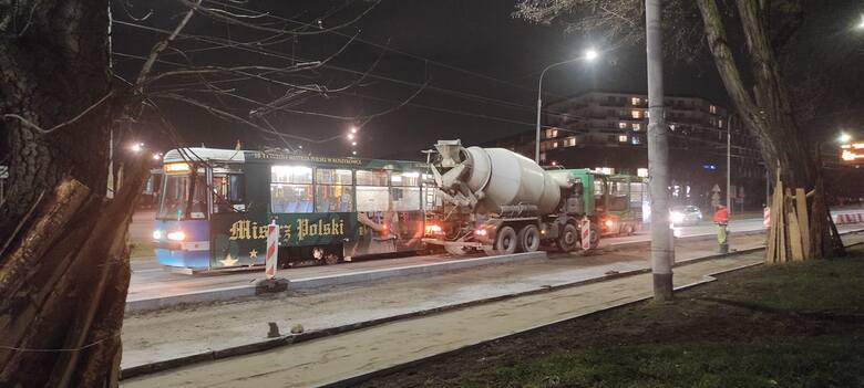 Kolizja betoniarki i tramwaju w miejscu budowy przystanków wiedeńskich na Grabiszyńskiej, 27 lutego.