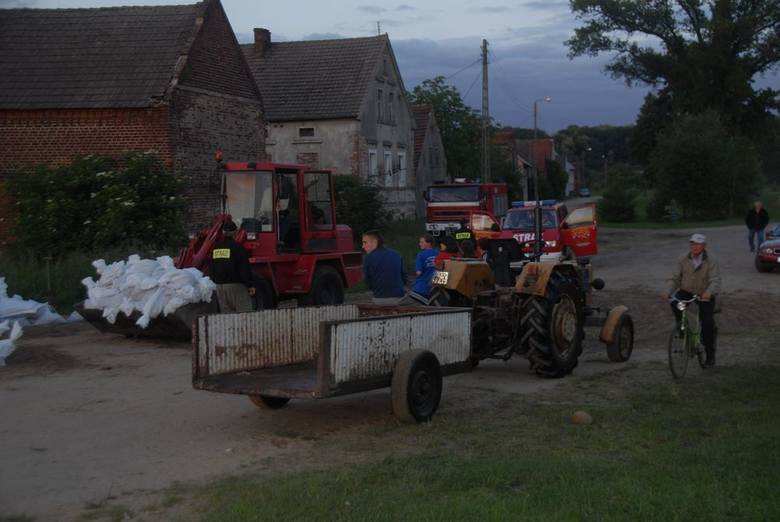 Mieszkańcy wsi Późna podczas zabezpieczania swojej miejscowości przed powodzią w 2013 roku.