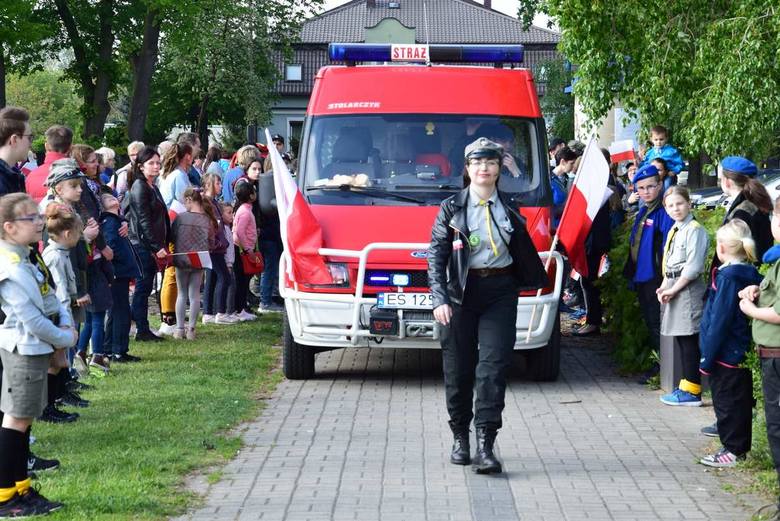 Ulicami Skierniewic przeszli harcerze, mieszkańcy oraz goście z 300-metrową flagą [ZDJĘCIA]