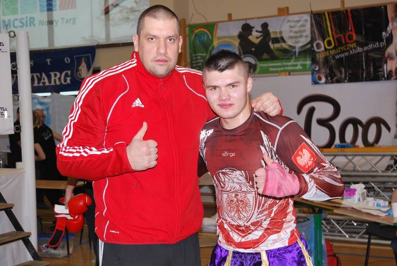 Najlepszy zawodnik ASW Knockout Zielona Góra, Kacper Frątczak (w środku). Obok Artiom Pogrebnoi i trener Tomasz Pasek (z prawej).