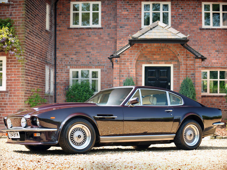 Aston Martin V8 Vantage - V8 Vantage to z pewnością jedno z najlepiej pasujących do Bonda aut. Powstały w 1977 roku pojawił się w filmie W obliczu śmierci,