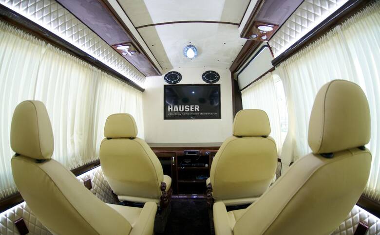 Wykończone drewnem wnętrze, potężne fotele i wyposażenie godne salonu – tak w skrócie można opisać amerykańską salonkę, czyli luksusowo wyposażony samochód