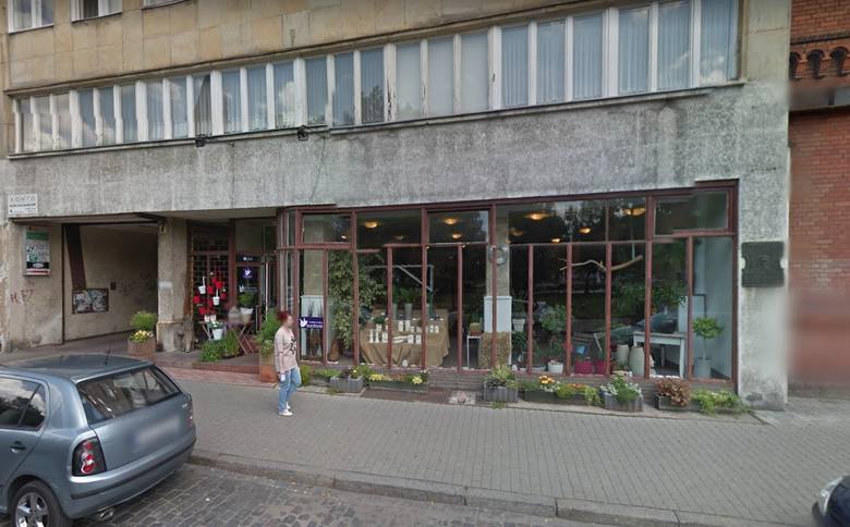 Oryginalna witryna była metalowa. Zniknęła z parteru kamienicy przy pl. Wolności 7 w Bydgoszczy parę tygodni temu.