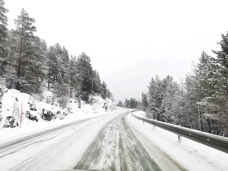 Nadchodzi zima, a wraz z nią trudności na drogach stają się nieuniknione. Dlatego warto przyjrzeć się starannie przygotowaniu samochodu, by uniknąć komplikacji