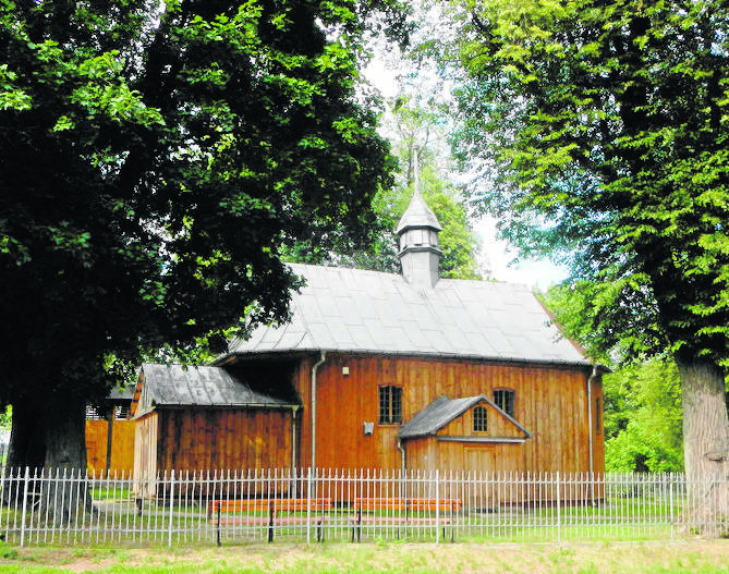 Drewniany kościółek w Brwilnie Górnym z 1740 roku. Na terenie kościelnym znajdują się wspaniałe pomnikowe lipy.