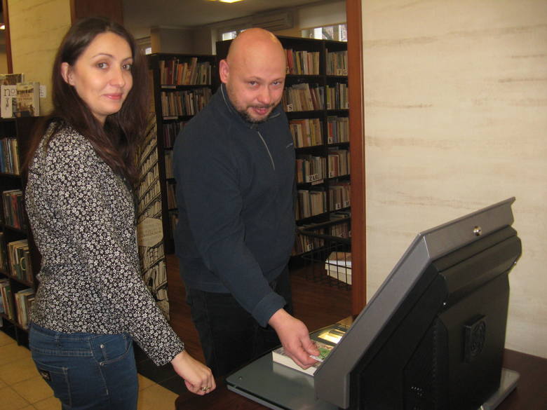 Pani Monika i pan Robert skorzystali we wtorekz nowego urządzenia w miejskiej bibliotece.