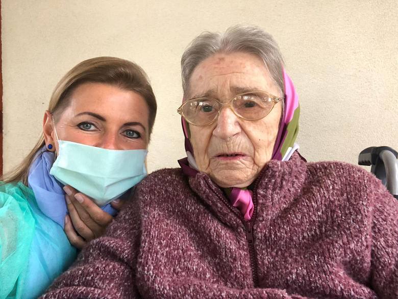- Wszyscy pytają mnie, jak się czuję po chorobie. A przecież nic mi nie było! - mówi 103-letnia Teresa Wójcik, najstarsza Polka, która pokonała koronawirusa. Obok wnuczka Małgorzata Kott.