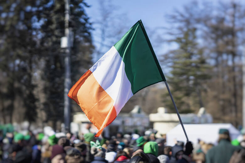 Flaga Irlandii niesiona w paradzie z okazji Dnia Świętego Patryka