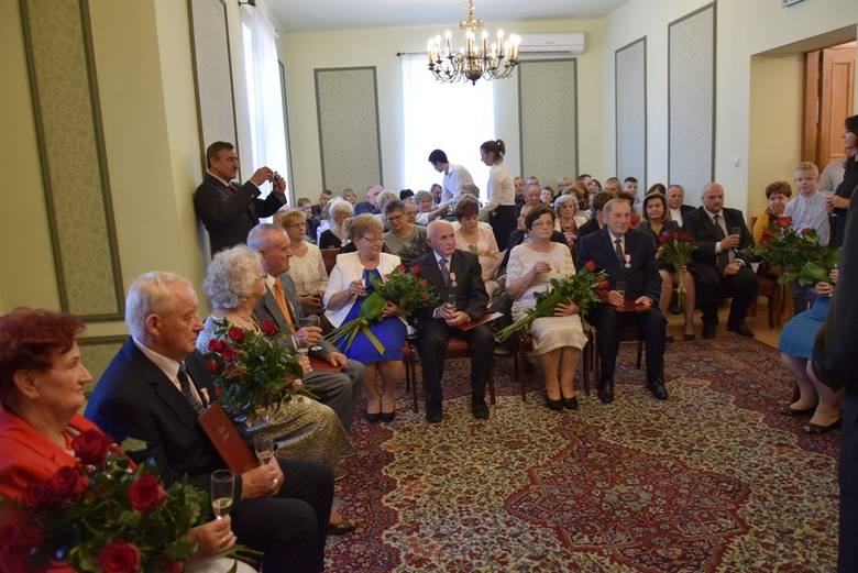 W Urzędzie Stanu Cywilnego odbyła się uroczystość wręczenia Medali za Długoletnie Pożycie Małżeńskie, przyznane przez Prezydenta RP skierniewickim parom, które obchodzą złote gody, czyli jubileusz 50- lecia małżeństwa.