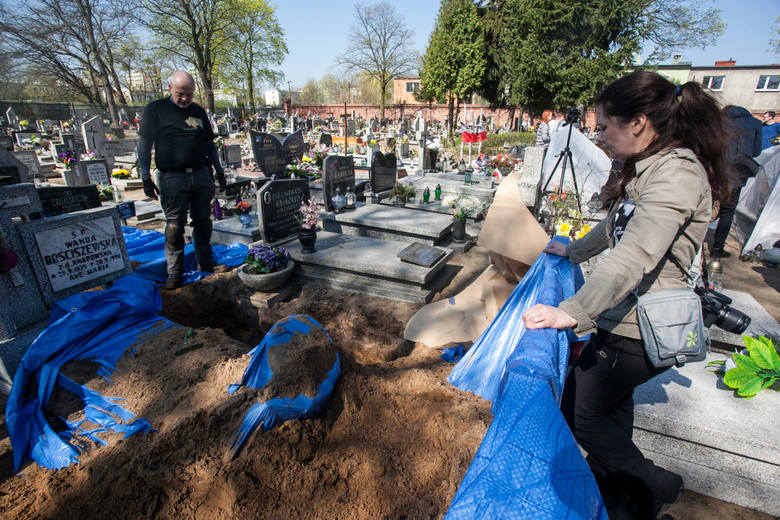 Na cmentarzu przy Kcyńskiej w Bydgoszczy pracował m.in. prof. Krzysztof Szwagrzyk z archeologami: Dominiką Siemieńską i Michałem Nowakiem.
