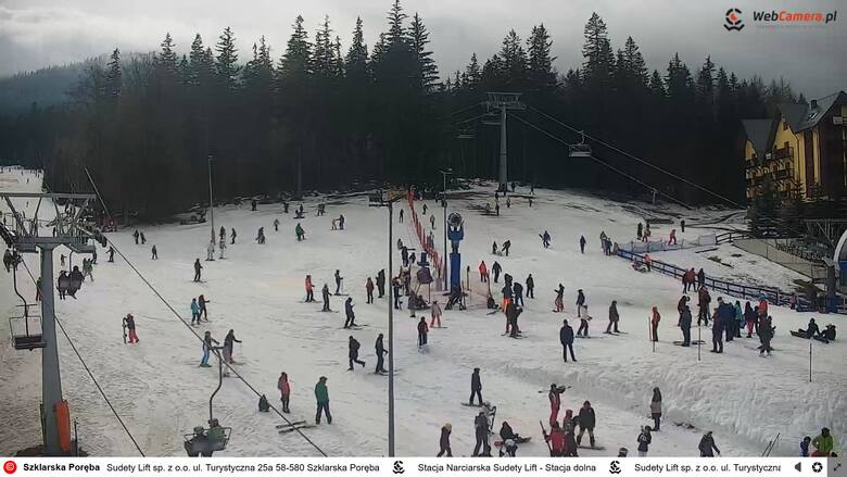 Tłumy narciarzy zgromadzili się na stacji Dolnej w Szklarskiej Porębie. Temperatura wynosiła 3 stopnie Celsjusza, ale w wyższych partiach było już na
